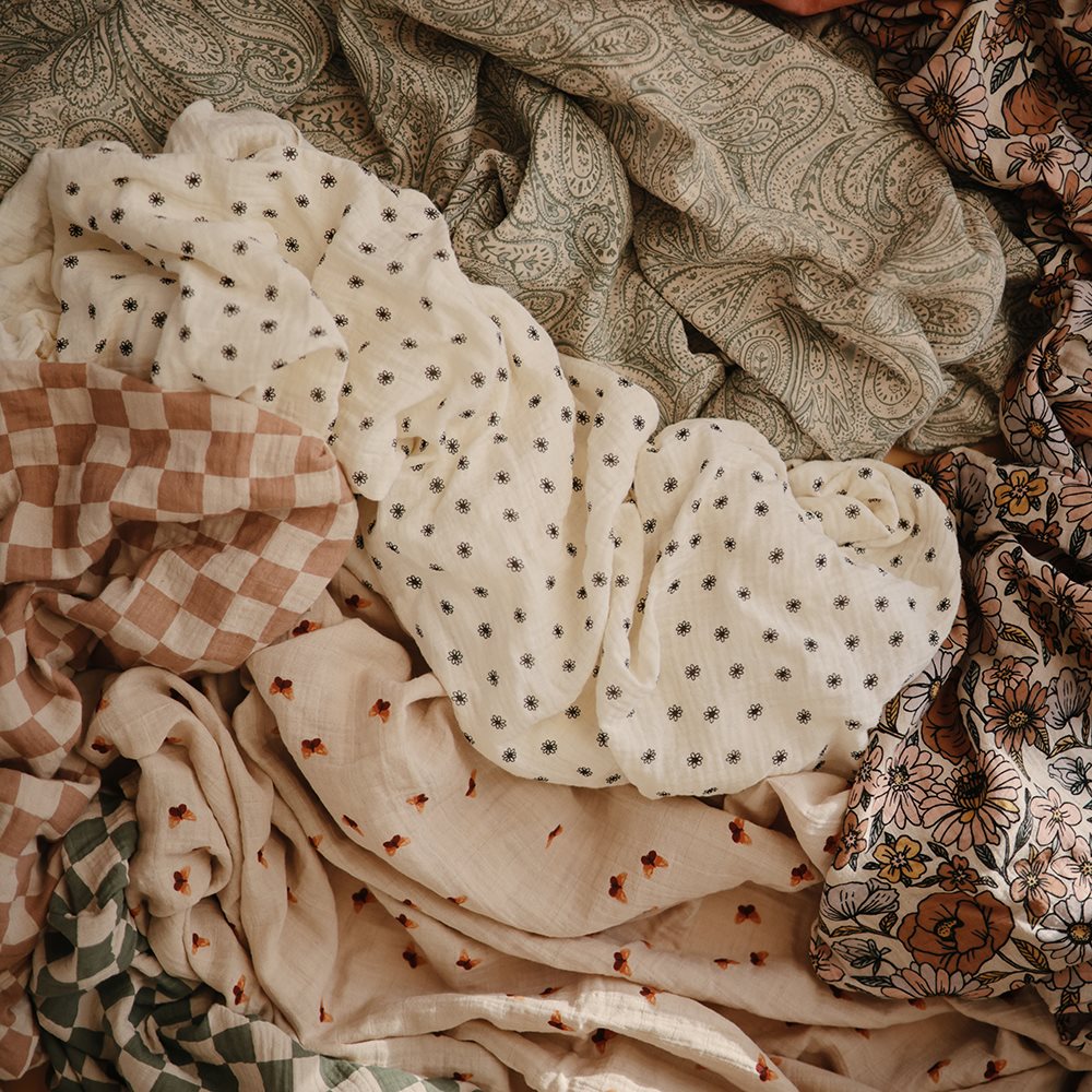 Mushie Swaddle - Black Daisy