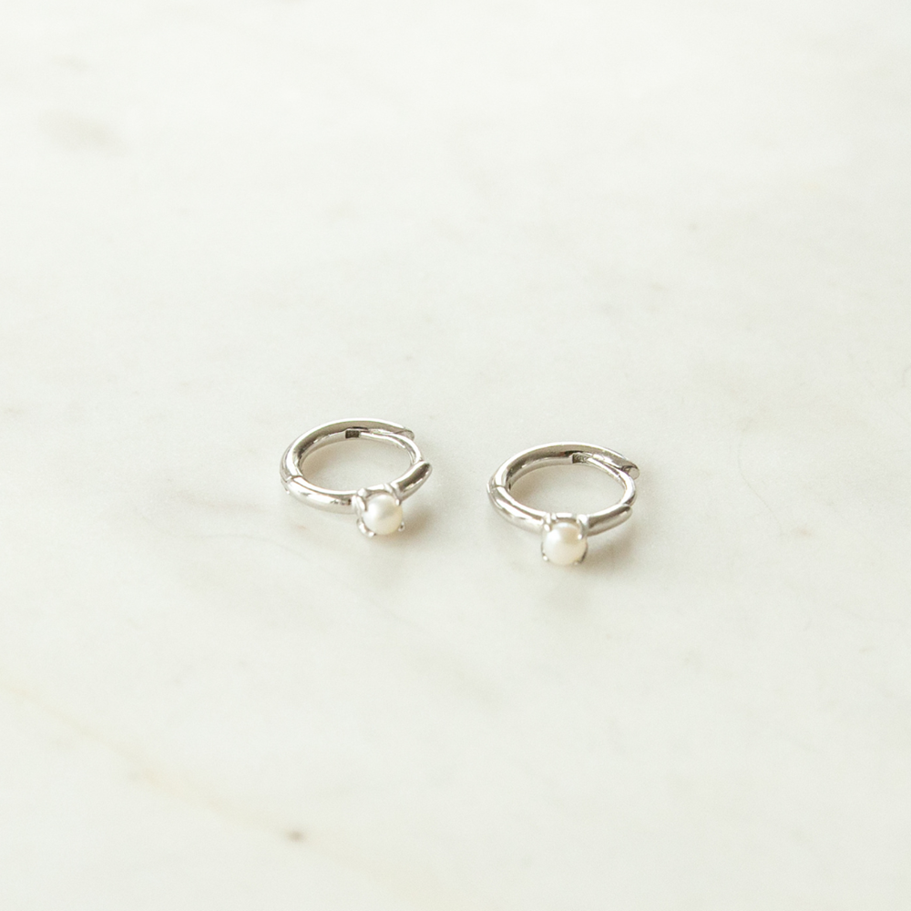 Solo Pearl Huggies | Silver