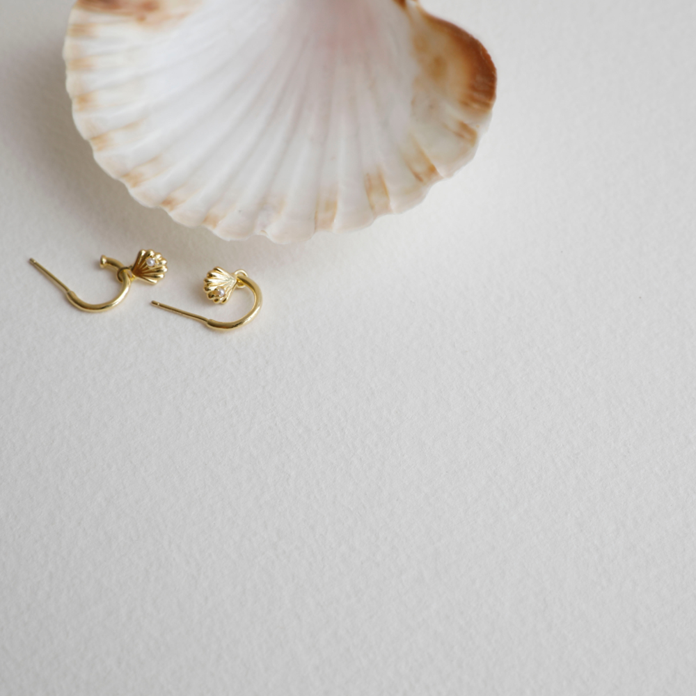 She Shell Hoop Studs | Gold